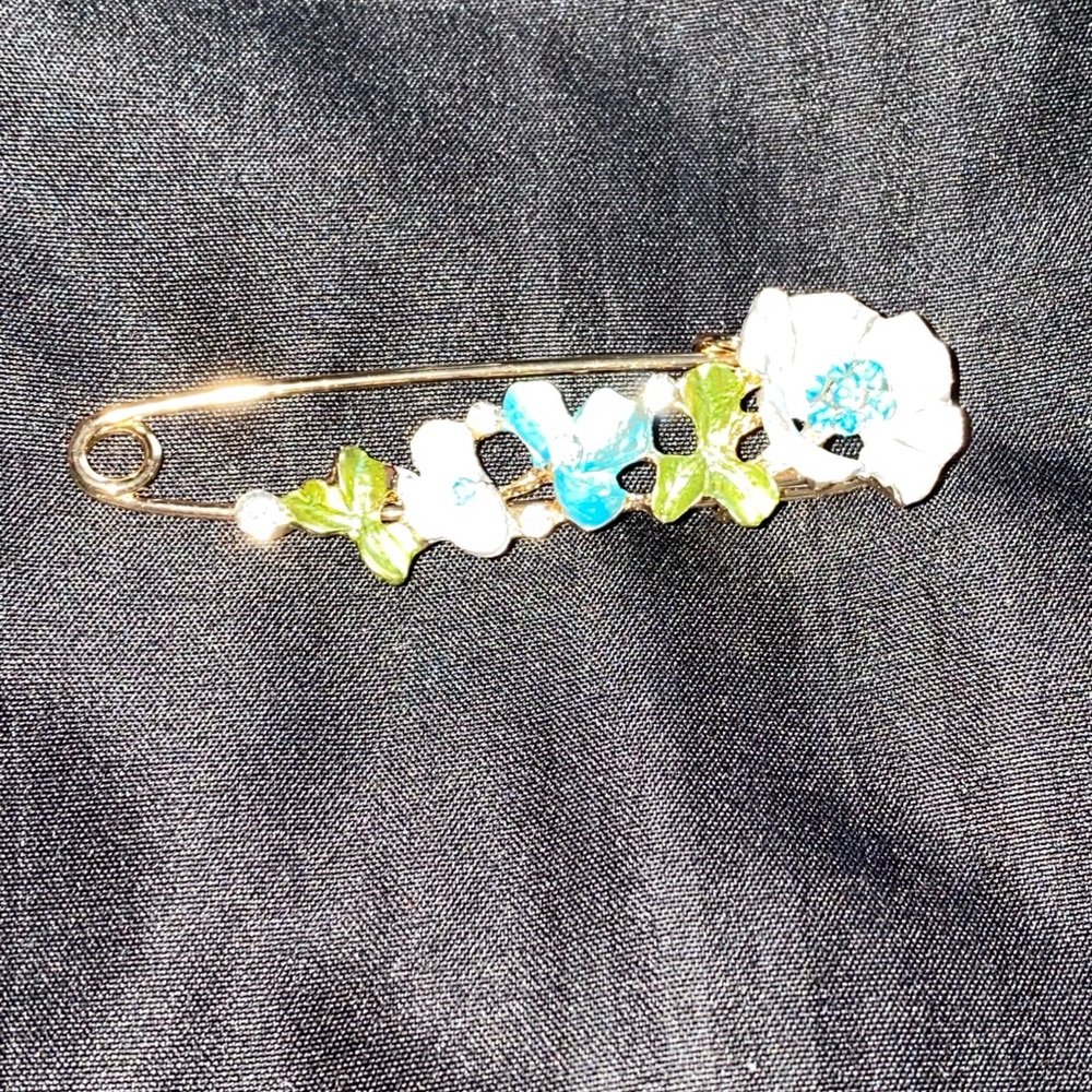 Elegant Floral Fashion Brooch. Brand New